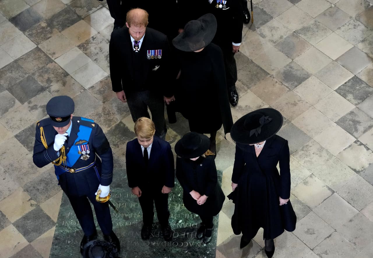 Tras su salida de la corona, la reina Isabel le retiró a ella y al príncipe Harry los títulos de 'sus altezas reales', pero les otorgó conservar los de duques. 
<br>