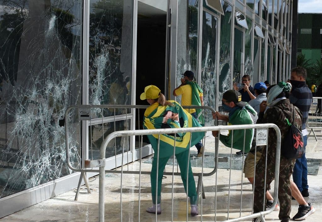 Brasil comienza búsqueda de los responsables del "escandaloso" asalto a las sedes del poder político