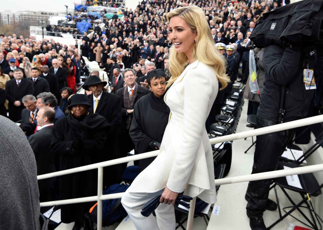 <b>Ivanka Trump</b>
<br>Ivanka Trump, 
<b>de 34 años</b>, llegó al día más importante de su padre vestida con un traje de pantalón blanco con una chaqueta de boleros y cortes asimétricos. Ella quizás sea la más conocida del clan Trump por su papel como consejera en el reality 'El Aprendiz' en el que le dejó claro al mundo que había en las entrañas de la familia una jovencita con una convicción e ideas casi idénticas a las de su padre.