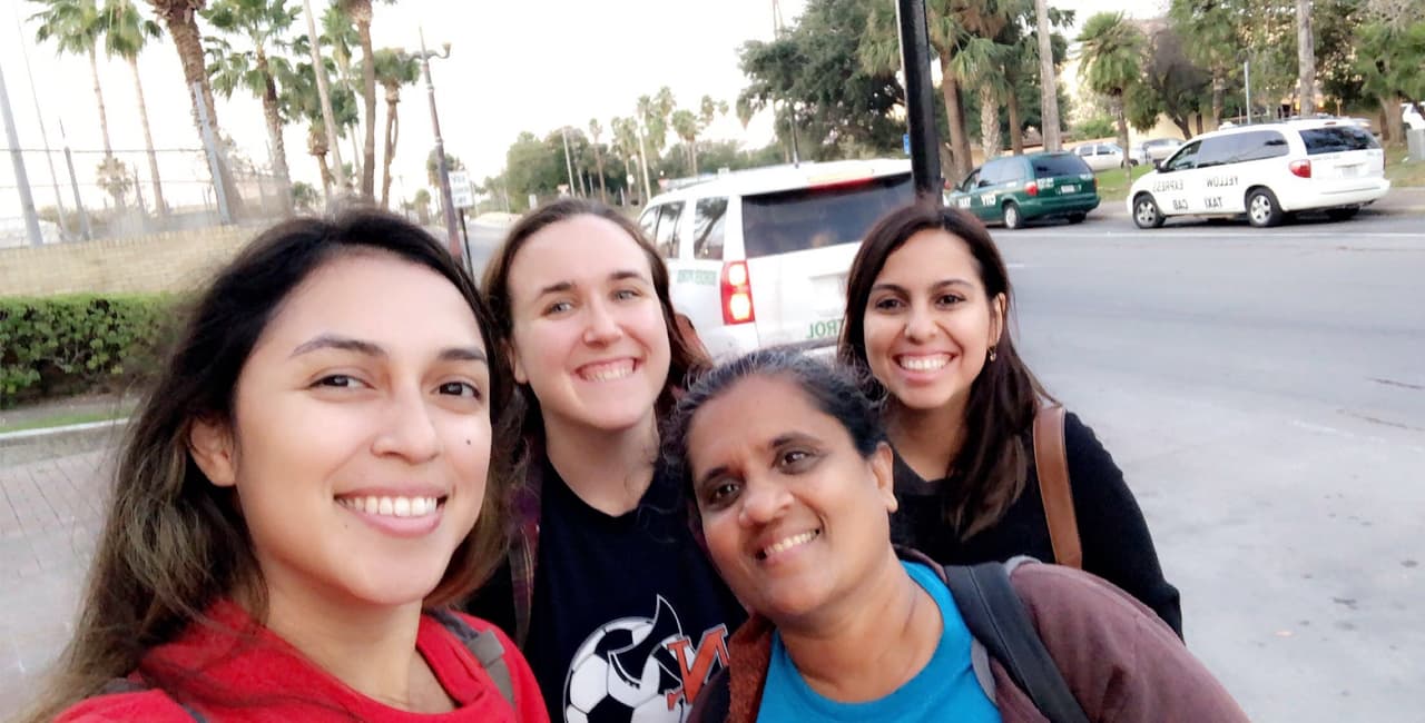 Abogados voluntarios de EEUU ayudan por WhatsApp a cientos de migrantes devueltos a México