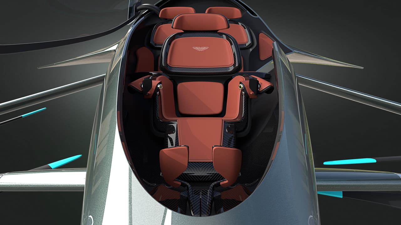 La cabina del Aston Martin Volante Vision Concept no luce particularmente espaciosa. Sus asientos colocados en forma de V, con 
<b>un pasajero en la parte delantera y dos atrás</b> recuerda al del McLaren F1 de 1993, pero con las diferencias de que los pasajeros laterales están aún más atrás en este Aston Martin volador, y de que el pasajero delantero no va a estar en control del vehículo, el cual cuenta capacidad de conducción autónoma.
