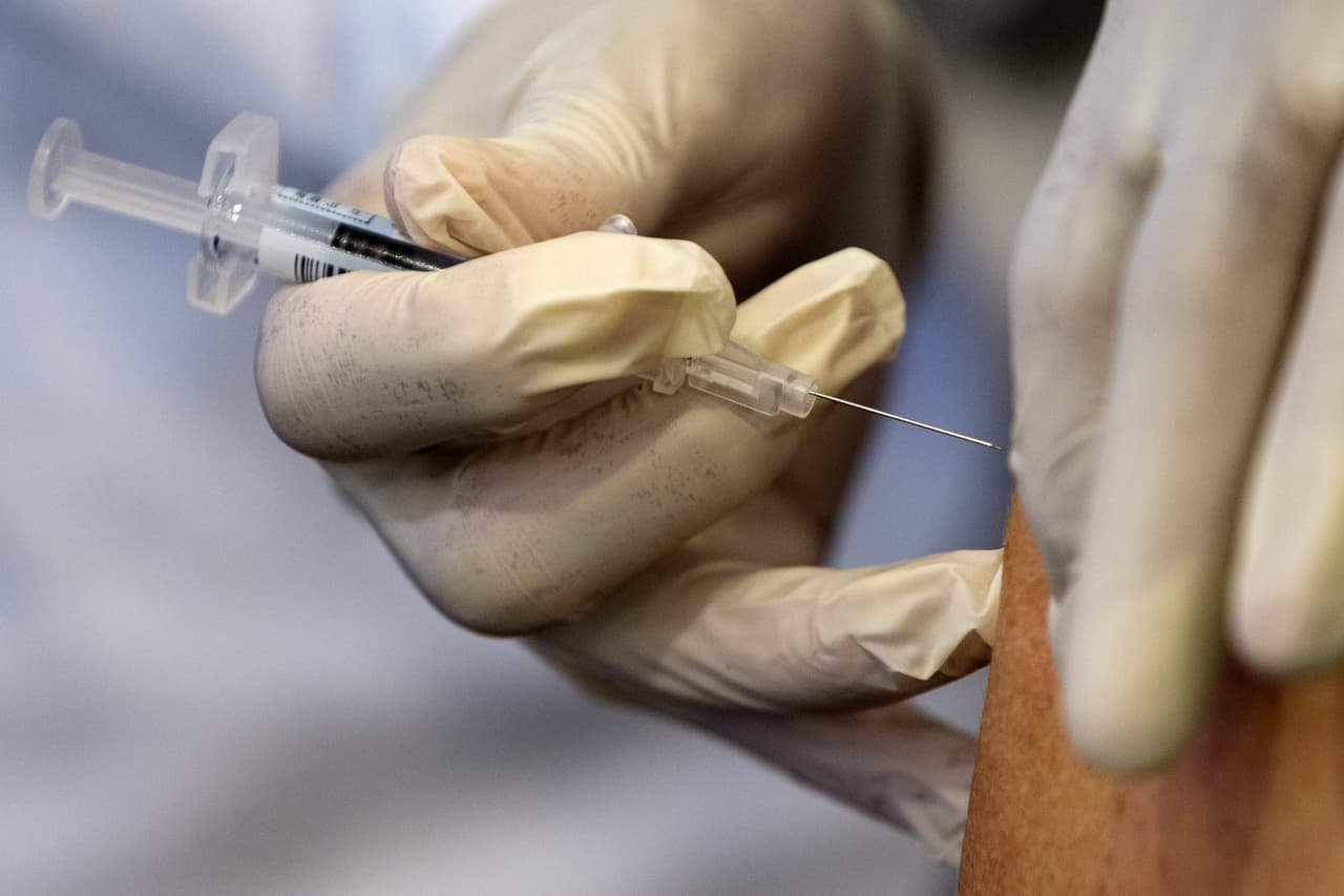 De acuerdo con los Centros para el Control y la Prevención de Enfermedades, la mejor manera de prevenir la influenza es vacunándose todos los años.