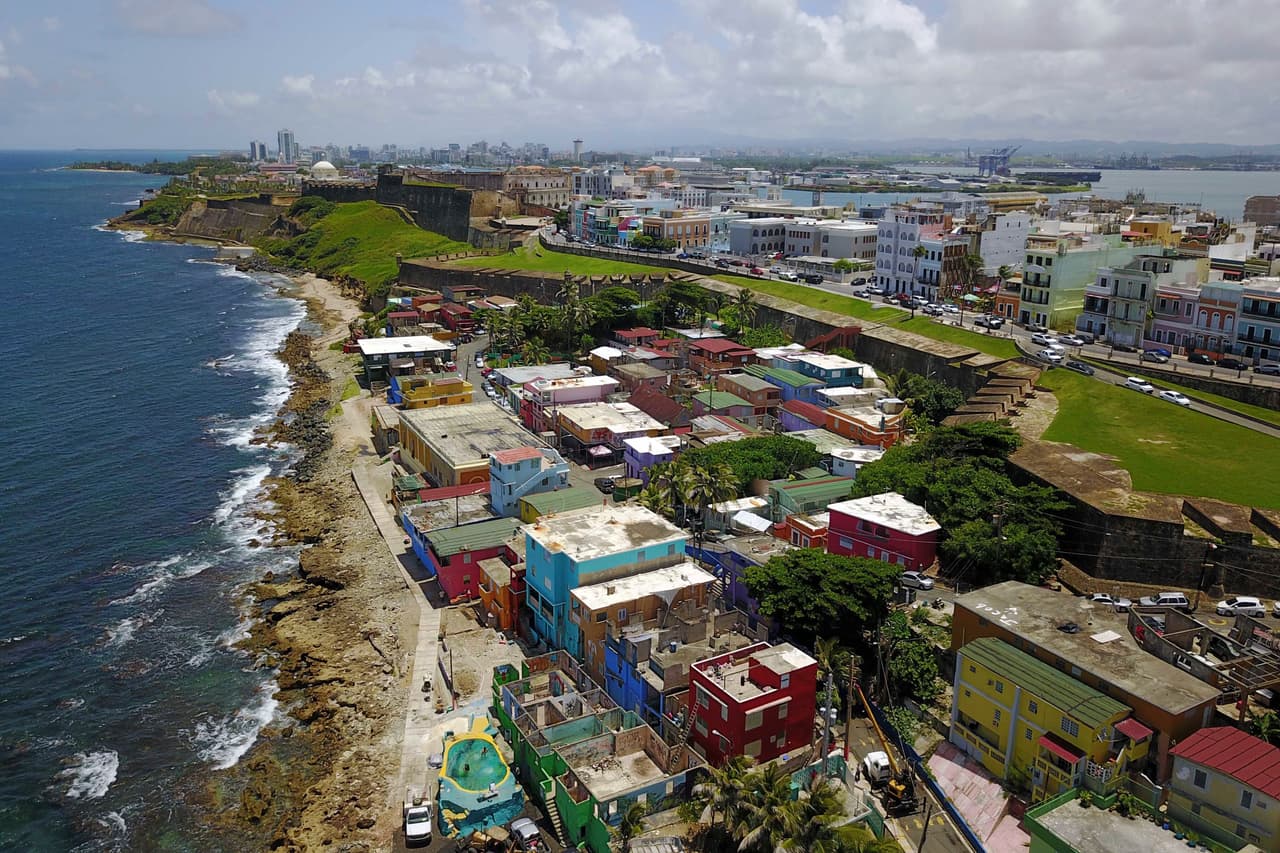 'Seis puñaladas en el pecho': atacan a tres turistas estadounidenses en La Perla, el barrio de Puerto Rico que popularizó 'Despacito'
