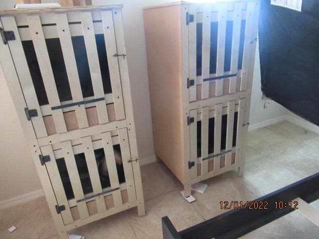 En el sitio, al que también fueron llamados miembros del Departamento de Policía de Phoenix, había unos 120 gallos; algunos estaban sueltos y otros enjaulados. Algunos vecinos declararon a medios que las peleas en el lugar sucedían cada dos sábados.