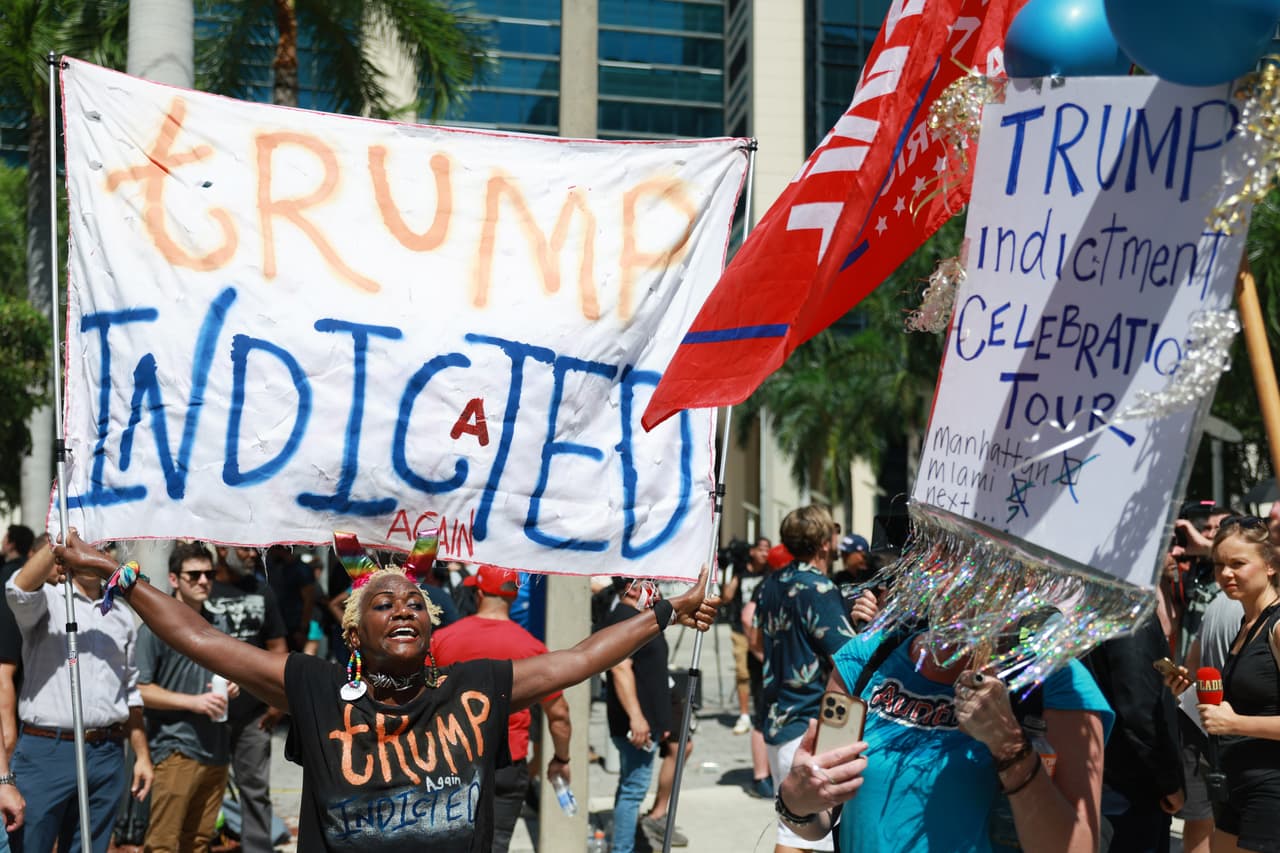 Afuera, se podían observar varios carteles. Uno de ellos decía: "Trump acusado de nuevo".