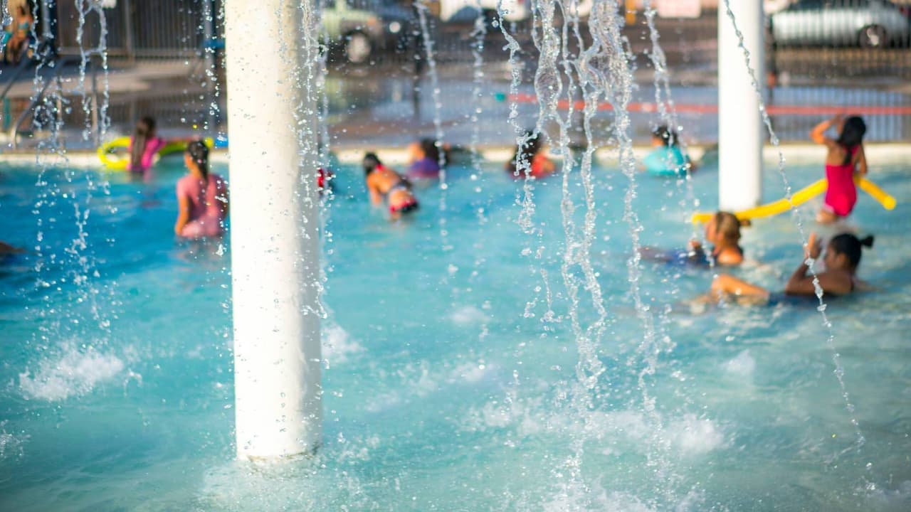 <b>Harmon Pool</b>
<br>Abierto de lunes a jueves, sábados y domingos de 12 p.m. a 6 p.m. Viernes cerrado. 
<a href="https://goo.gl/maps/3d9uHFXTucG2" target="_blank">1425 S. 5th Avenue. </a>Teléfono: 602-261-8733. Niños gratis. Adultos $3.