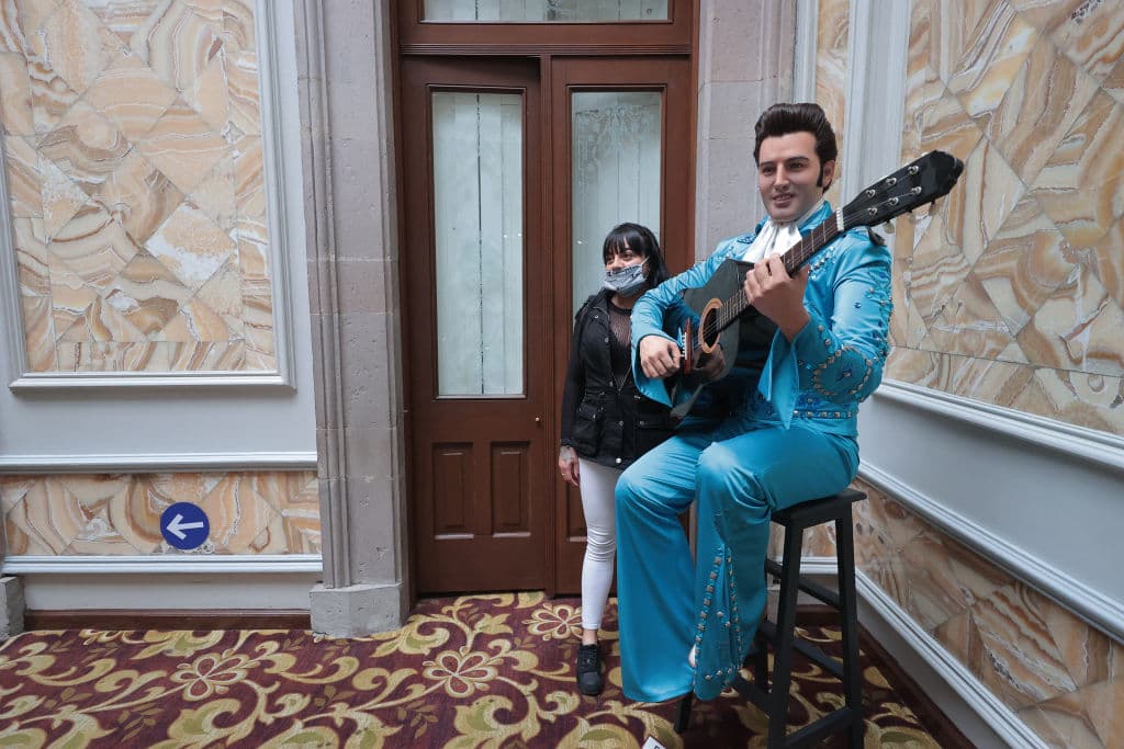 En el Museo de Cera de la Ciudad de México hay una estatua de 
<b>Elvis Presley</b> con tan poca semejanza al músico que hasta un usuario de Twitter la calificó como "un imitador más del rey del rock".