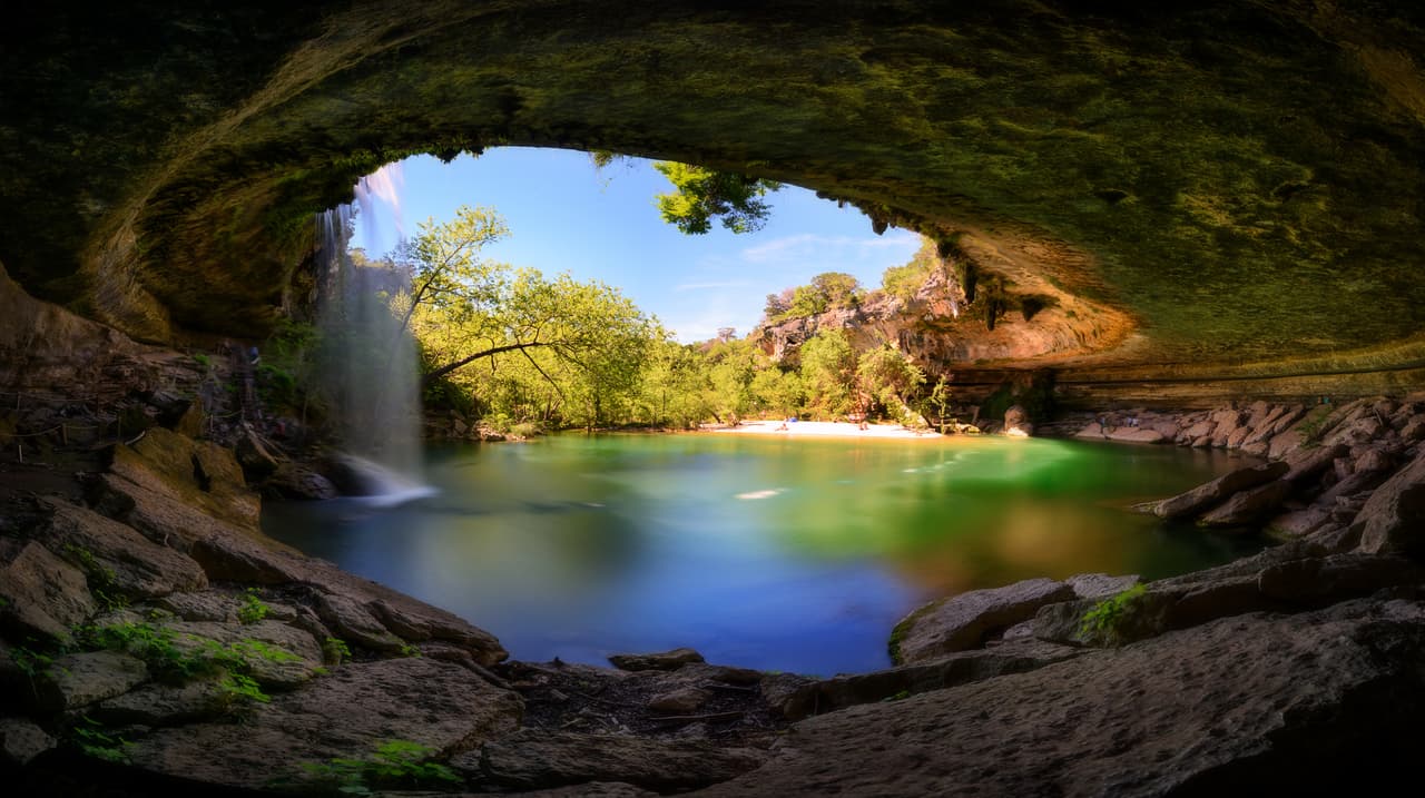 <b>Texas. </b>
<br>
<br>
<b>Hamilton Pool</b> es una hermosa caída de agua parte de una reserva, en el área recreativa en las inmediaciones de Austin, Texas. 
<b>Hamilton Pool Preserve</b> está situado apenas a unas 
<b>30 millas de Austin</b>. 
<br>
<br>Es una espectacular caída de agua del arroyo Hamilton, con aguas del río Pedernales. 
<b>Tiene paredes de piedra caliza y una cascada de 50 pies.</b> La cascada nunca se seca por completo, pero en épocas de sequía se ralentiza el flujo de agua. 
<b>Se requieren reservaciones para visitar. </b>