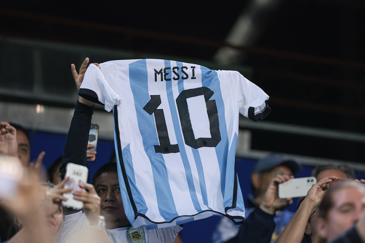 Ajeno a esos rumores, Meesi y Argentina se presentaron en septiembre en el Red Bull Arena, para jugar uno de los últimos amistosos de preparación para Qatar 2022 frente a Jamaica.
