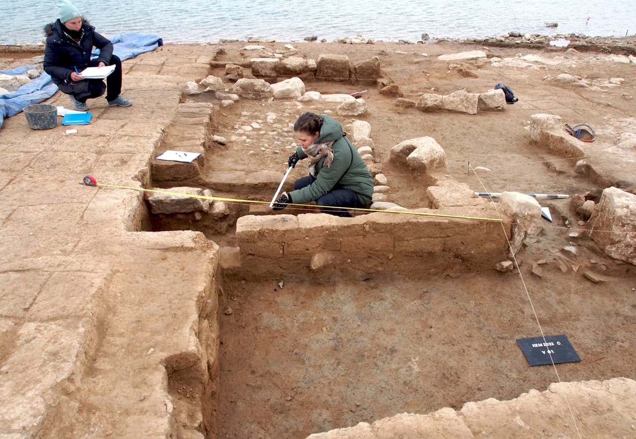 Los investigadores consiguieron hacer un mapa del lugar. Además de un palacio, se descubrieron numerosas edificaciones, entre ellas una enorme fortificación (muralla y torres), un almacén y un complejo industrial.