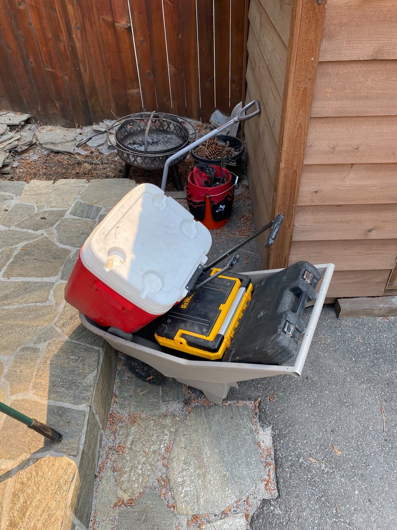 Alguaciles del condado Santa Barbara 
<a href="https://www.facebook.com/SouthLakeTahoePD/posts/341326731019570" target="_blank">encontraron a un hombre cerca de una casa</a> por las avenidas Spruce y Heather Lake que luego intentó huir en un vehículo, de acuerdo con la Policía de South Lake Tahoe.