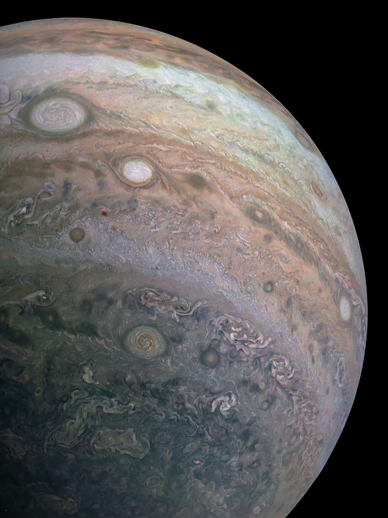 El hemisferio sur de Júpiter. Entre los hallazgos más recientes de Juno ha estado el funcionamiento del campo magnético de este planeta. “Los fuertes vientos del planeta crean muchas tormentas visibles en la parte superior de su atmósfera y los datos de Juno ayudaron a los científicos a descubrir otro efecto menos visible de esos vientos: que el poderoso campo magnético de Júpiter es cambiante”, revela la NASA. 
<br>