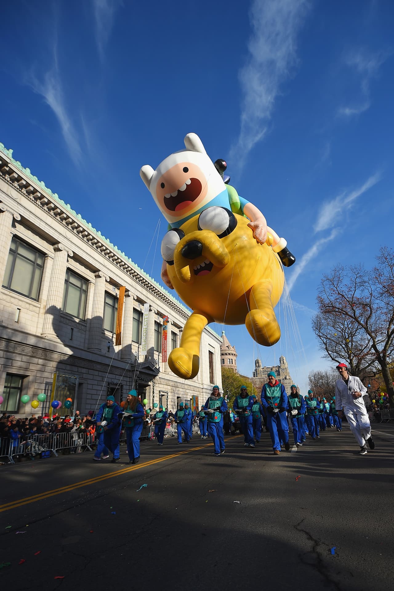 Desfile en Nueva YorkOtra tradición de Acción de Gracias son los desfiles organizados por algunas grandes cadenas comerciales en las principales ciudades de Estados Unidos.
<br>
<br>El más destacado es el que realiza la cadena Macy's en Nueva York con grandes carrozas y los característicos globos que representan a personajes de viñetas recorriendo la famosa Times Square.
<br>