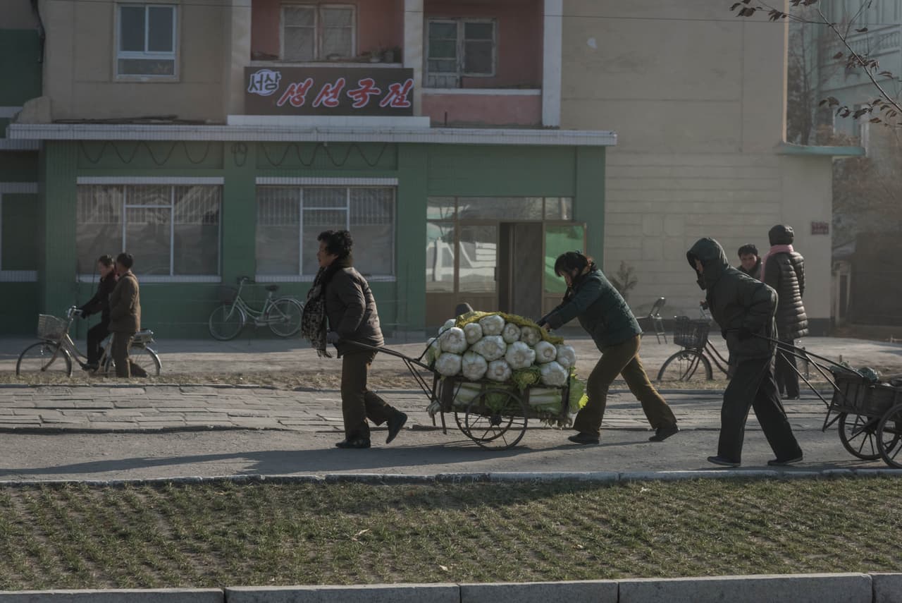 Hamhun, la segunda ciudad más importante del país, y que solía ser un enclave comercial es un lugar sin automóviles, en el que se ve cómo entre bicicletas y ciudadanos ataviados con chaquetas de invierno la gente jala sus carros repletos de alimentos de comida.
<br> ED JONES/AFP/Getty Images