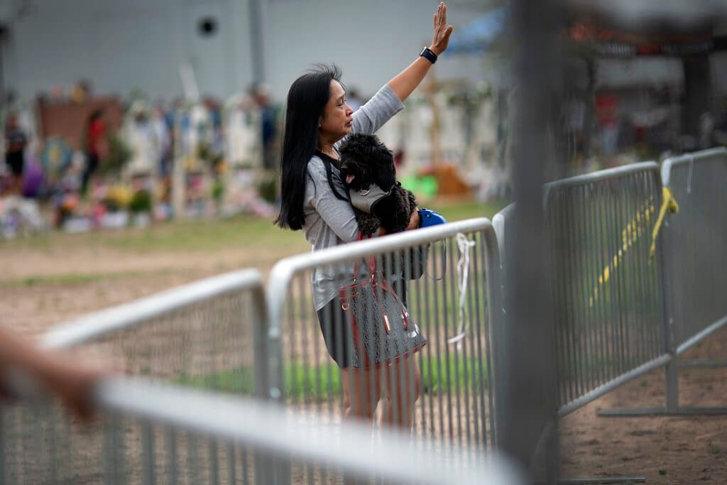 Gemma Hernández, una maestra de San Antonio, eleva sus oraciones por las víctimas de la Escuela Primaria Robb. La comunidad de Uvalde, mayoritariamente hispana, ha quedado absolutamente devastada por la tragedia.