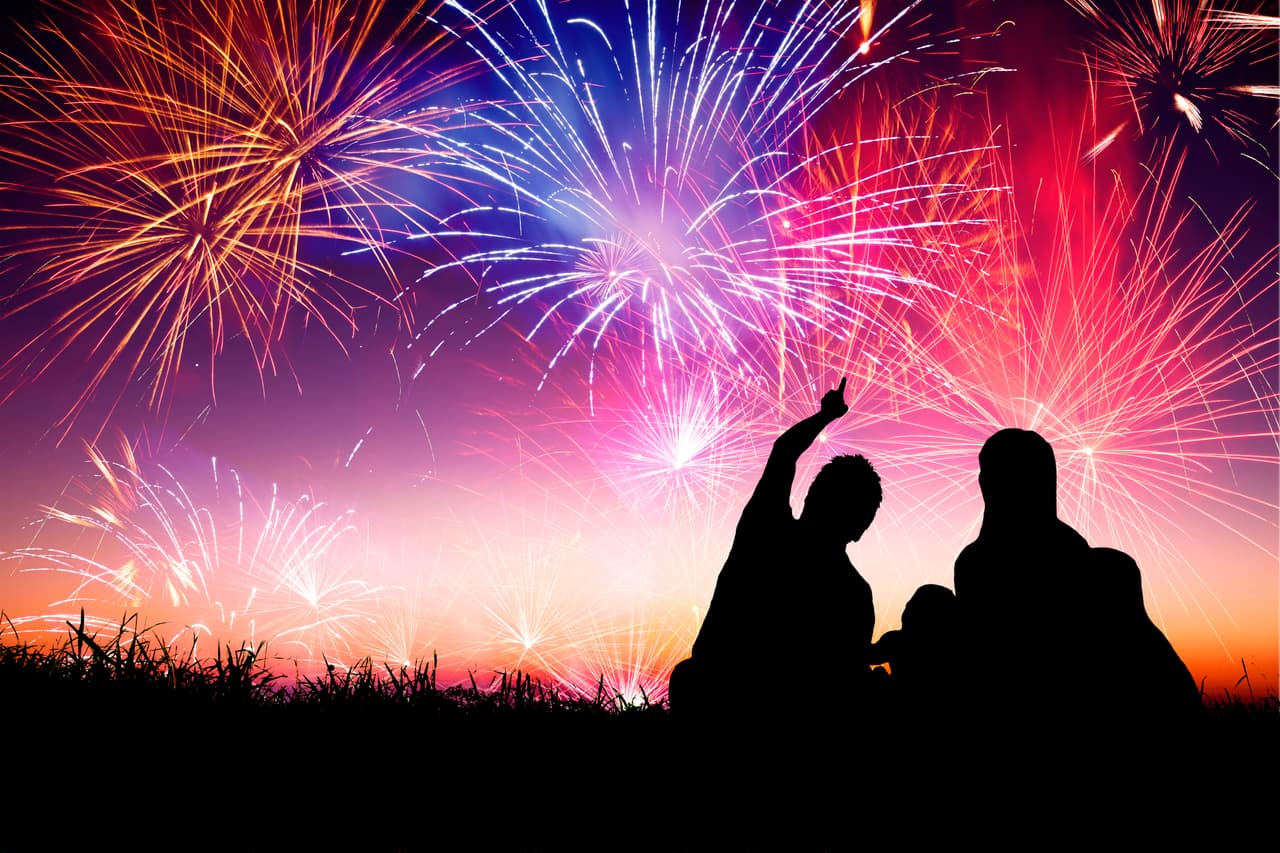 <b>Fourth at the Fountain</b>
<br>El jueves 4 de julio acude a Fountain Park para celebrar el Día de la Independencia en Fountain Hills. Los festejos comenzarán a las 7:00 p.m. con música y premios. La velada concluirá con un majestuoso espectáculo de fuegos artificiales a las 9:00 p.m. Un evento completamente familiar y gratuito. 12925 N Saguaro Boulevard.