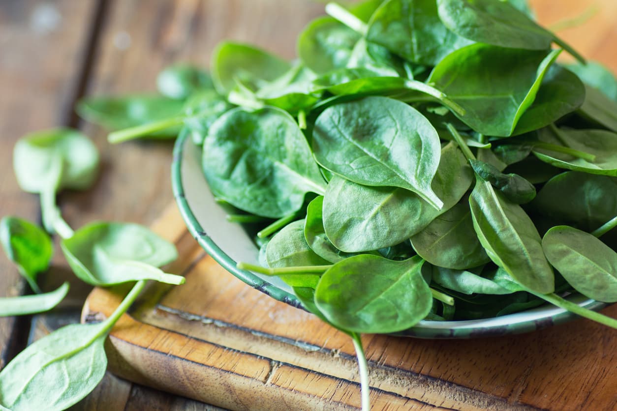 <b>Espinacas. </b>"Cerca del 70% de los productos vendidos en EEUU incluyen restos de pesticidas", según lo señaló el Environmental Working Group (EWG) en su 
<a href="https://www.ewg.org/foodnews/summary.php">Guía 2019 de los pesticidas en las frutas y verduras</a>.