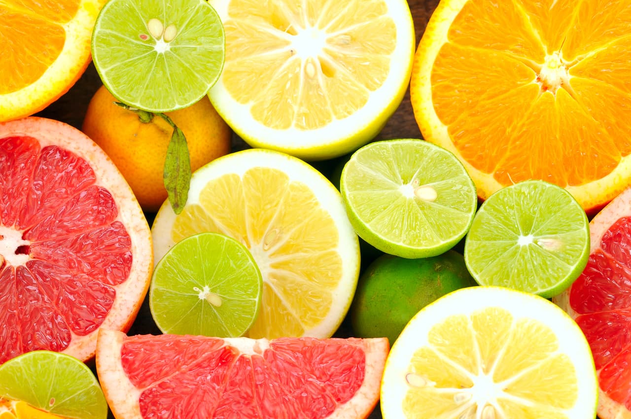 <b>Los cítricos, un caso especial. </b>
<br>
<br>Aunque ninguna fruta cítrica entró en ‘docena sucia’ de la EWG (están alrededor del puesto 20), la ‘Guia del comprador de este año destaca los niveles preocupantes de pesticidas tóxicos que se encuentran en estas frutas. 
<br>
<br>Pruebas de la USDA y otras independientes encontraron que alrededor del 90% de todas las naranjas, mandarinas, toronjas y limones muestreados contenían imazalil, un fungicida relacionado con el cáncer y la alteración hormonal, o tiabendazol, que interrumpe el sistema endocrino. “Sin embargo, la cantidad es perfectamente legal. La EPA ha abdicado de su responsabilidad de proteger adecuadamente a los niños de la exposición a este pesticida ”, dijo Alexis Temkin, toxicólogo de la EWG. 
<br>