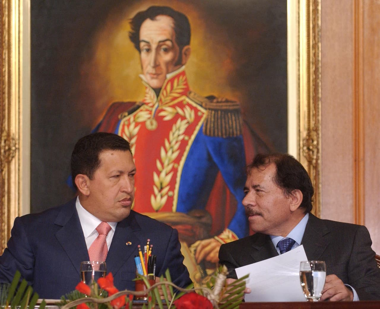Venezuelan President Hugo Chávez and Nicaraguan presidential candidate Daniel Ortega during the ceremony to sign an agreement between the Association of Municipalities of Nicaragua and Petróleos de Venezuela (PdVSA) in Caracas. April 25, 2006.