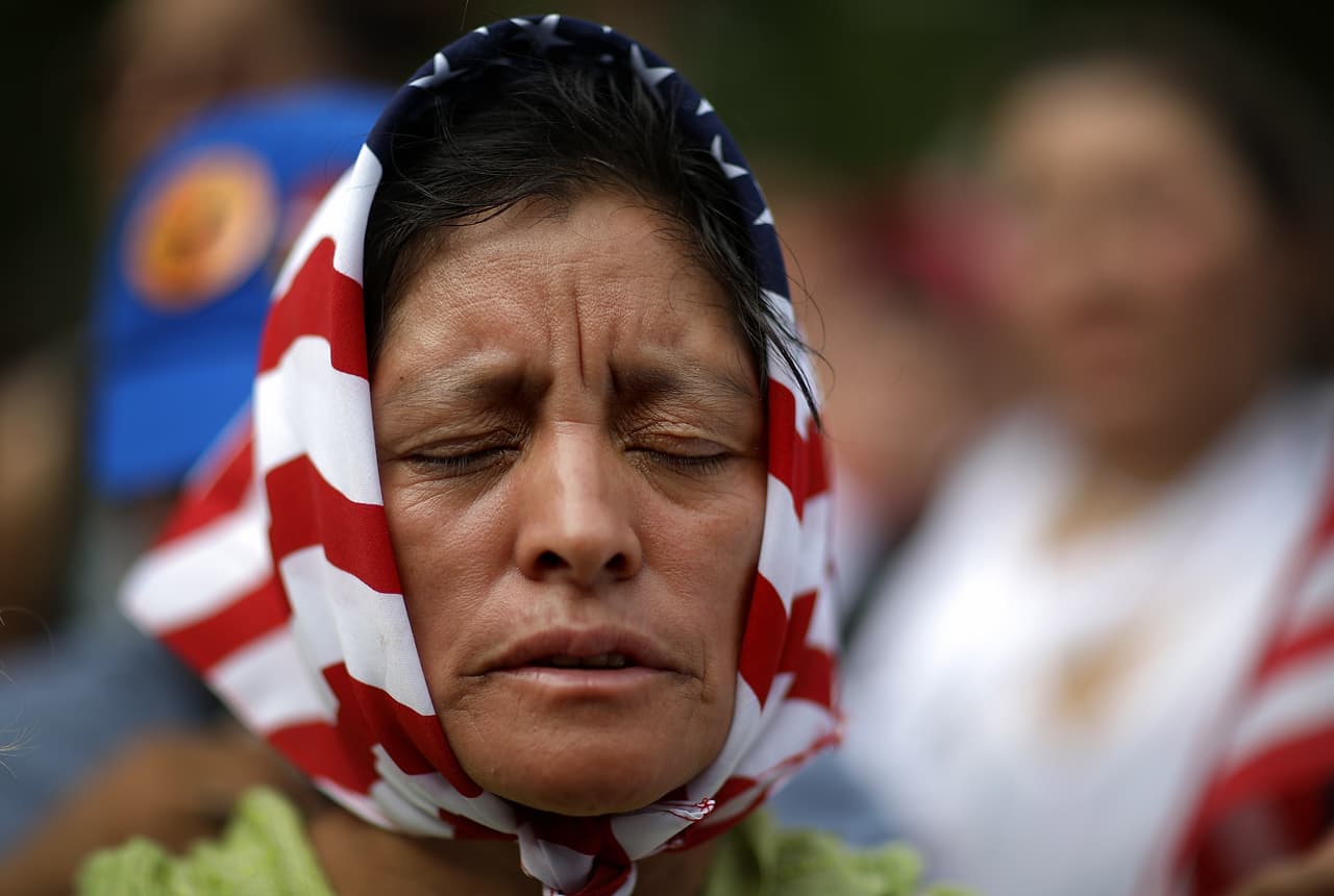 ¿Qué determina que la 
<a href="https://www.univision.com/local/nueva-york-wxtv/puede-ice-acceder-a-datos-de-indocumentados-que-soliciten-ayuda-de-15-600-en-nueva-york-esto-se-sabe">ayuda sea de hasta 15,600 dólares o de 3,200 dólares</a>? El nivel de documentación de trabajo y de las ganancias que pueda proporcionar durante el proceso de solicitud.