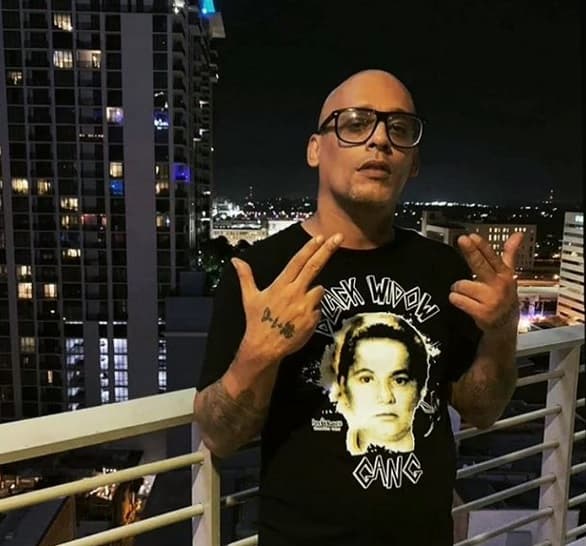 "La gente tiene que entender que se trata de 
<b><a href="https://www.univision.com/noticias/un-ex-narcotraficante-explica-por-que-griselda-blanco-era-tan-exitosa-y-sanguinaria-video" target="_blank">personajes humanos</a></b>. (Nuestros parientes) eran jefes y jefas de cártel, pero seguían siendo personas con familias. Regresarían a casa y comerían con sus familias. Pasearían a los perros con ellos. Eso también es parte de nuestra cultura, la esencia familiar de nosotros los latinoamericanos", dijo Blanco.