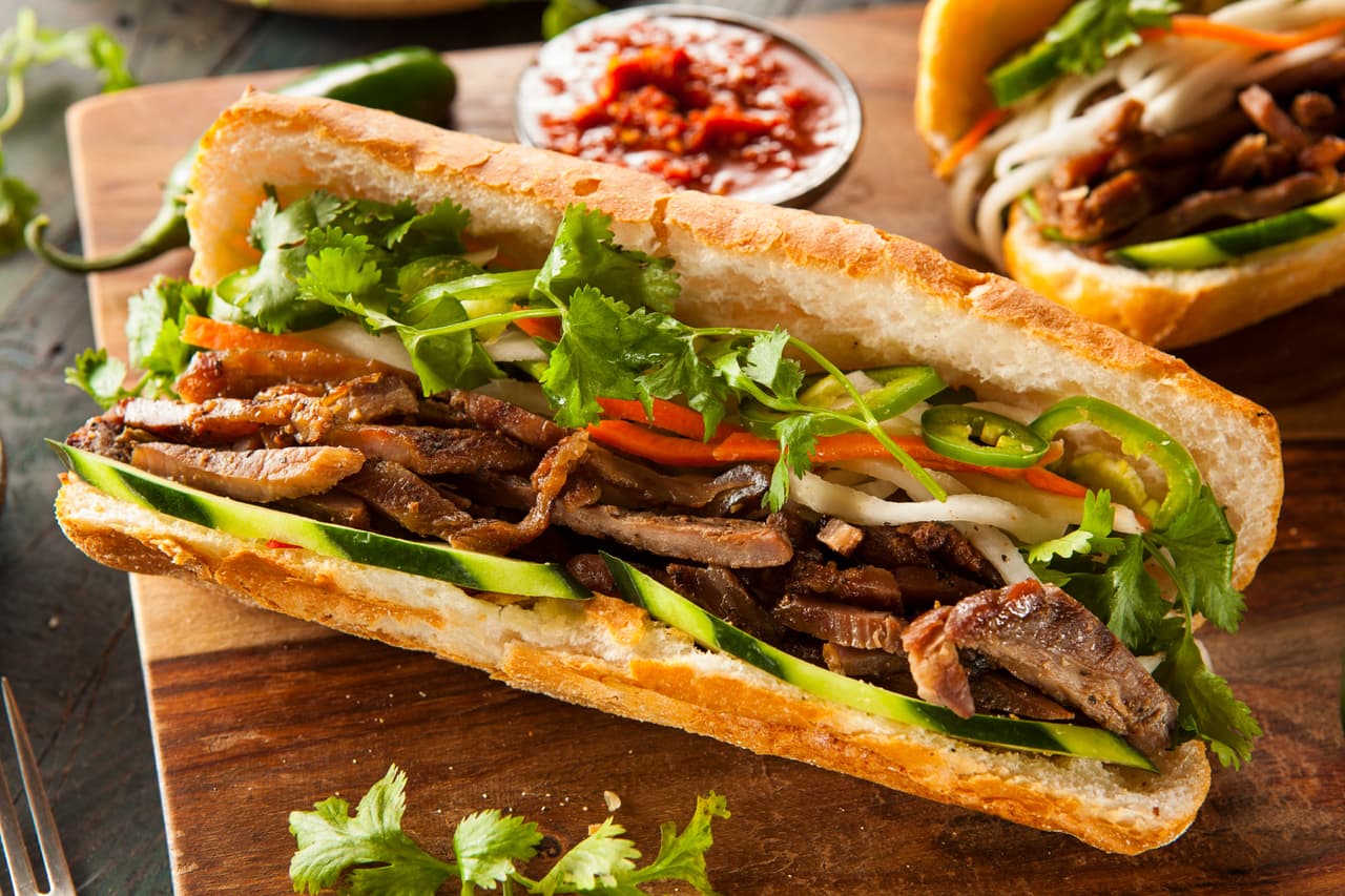 A partir del miércoles 25 de marzo, la empresa The Fifty/50, que administra varios restaurantes en la ciudad, estará repartiendo alimentos de forma gratuita para las personas que quedaron sin trabajo debido al coronavirus. Los almuerzos serán distribuidos de martes a domingo de 4-6:30pm. La dirección es 2047 W Division Street. Todos los días se cambie el menú y en sus 
<a href="https://www.facebook.com/TheFifty50/" target="_blank">redes </a>lo anuncian.