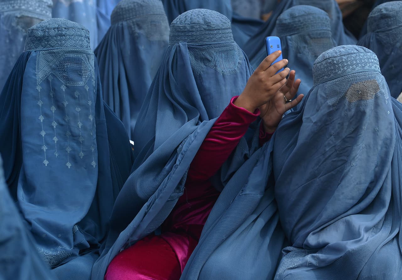 Una mujer afgana vestida con una tradicional burka toma una fotografía con su móvil en un mitin en febrero de 2014. “Sus poderosas fotografías son un testimonio de la violencia inimaginable que presenció a lo largo de los años, así como de los frágiles momentos de belleza y alegría en un país azotado por décadas de guerra” se lee en un comunicado publicado por la agencia de noticias AFP luego del asesinato de Marai.