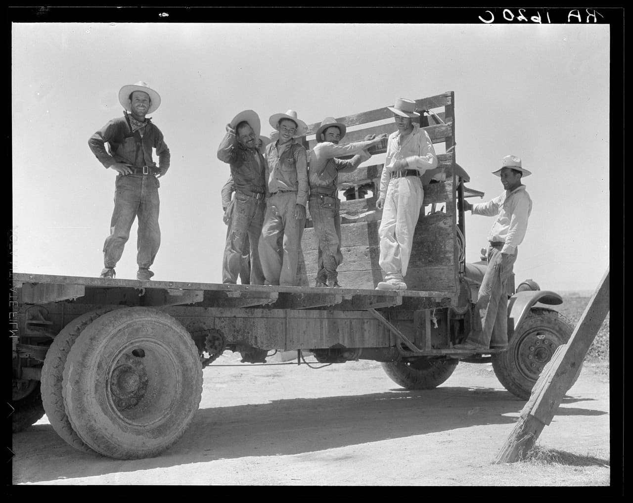 <b>Agricultores mexicanos fuera de los campos de melones. </b>Valle Imperial, California. Junio de 1935.