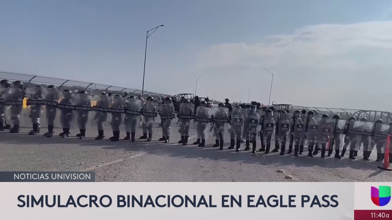Autoridades estadounidenses y mexicanas realizaron un simulacro para la contención de un cruce masivo de inmigrantes en el Puente Internacional número 2, entre Eagle Pass y Piedras Negras.