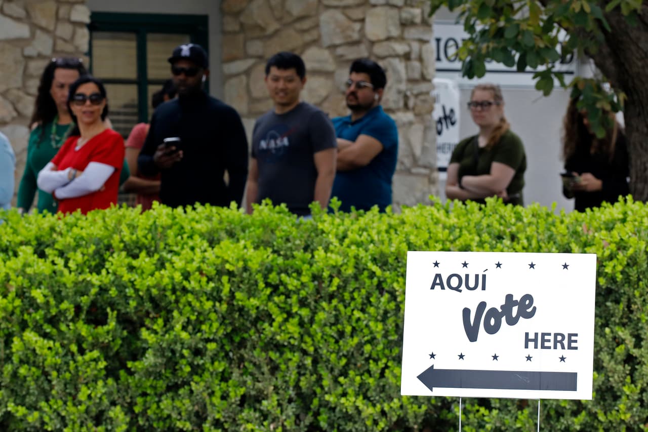El periodo para la votación anticipada fue extendido una semana más por el gobernador Greg Abbott. 
<a href="https://www.univision.com/local/houston-kxln/elecciones-estados-unidos-2020/esto-es-lo-que-tienes-que-saber-para-participar-en-la-votacion-anticipada-en-texas-fotos">Aquí está lo que necesitas saber antes de ir a votar</a>.