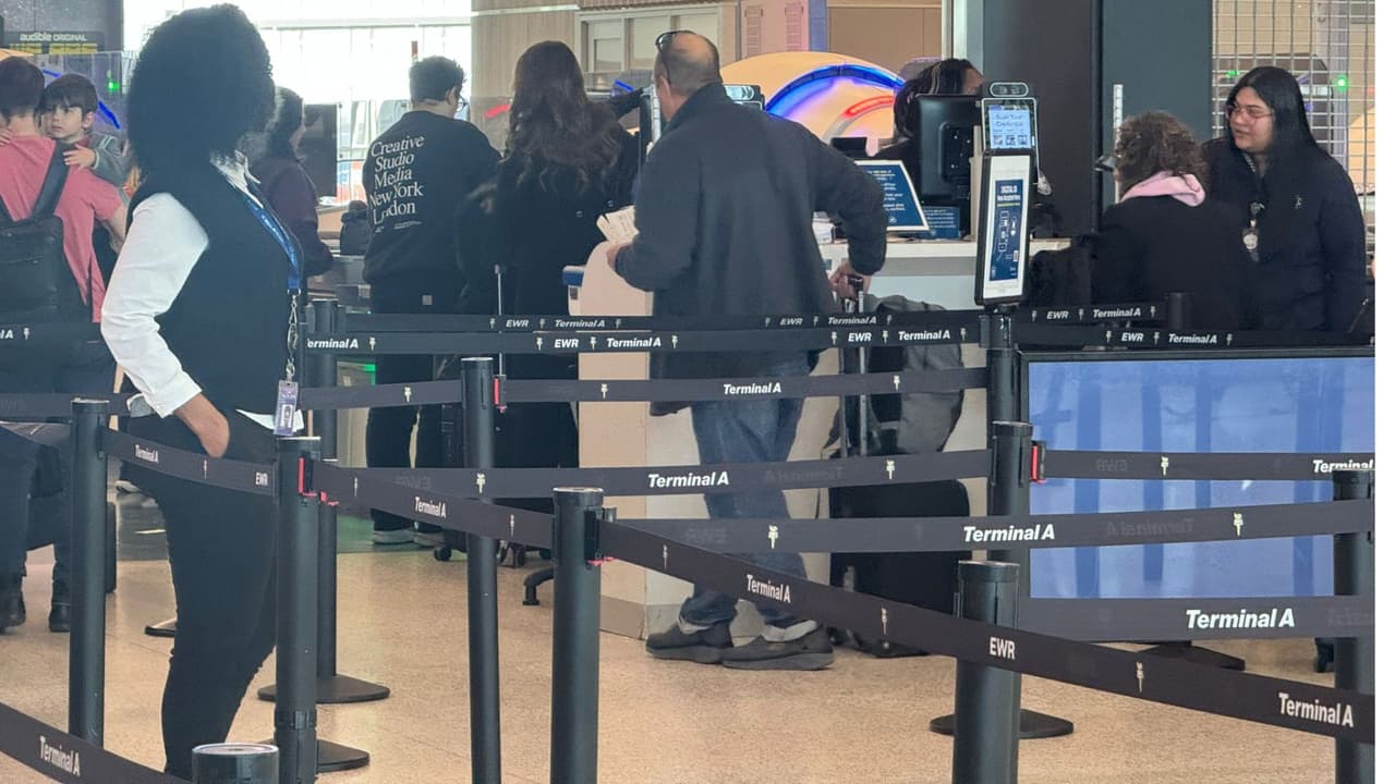 La TSA o Administración de Seguridad en el Transporte señala que 
<b>una de las principales causas de retraso de los viajeros es por llevar artículos prohibidos</b> a través de los puntos de revisión. 
<br>
<br>
<b>Revisa la lista a continuación</b> para que no seas uno de estos pasajeros que sufren retrasos.
<br>