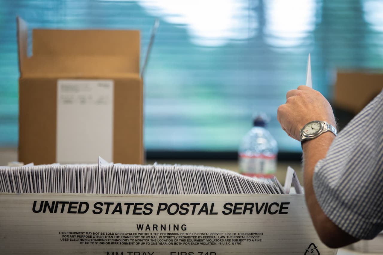 En Florida, donde el Partido Republicano alguna vez dominó la votación por correo, el 47.5% de las solicitudes provienen de demócratas y el 32% de republicanos.