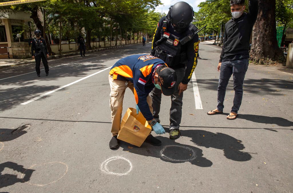 Horas más tarde, el jefe de la Policía Nacional, Listyo Sigit Prabowo, informó que ambos atacantes, un hombre y una mujer, eran miembros de Jamaah Ansharut Daulah (JAD).