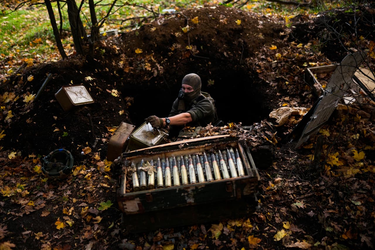 Un desminador de defensa territorial ucraniano toma municiones rusas dejadas mientras su equipo limpia minas cerca de la aldea de Grakove, Ucrania. 
<a href="https://www.univision.com/noticias/mundo/biden-reaccion-rusia-bombardea-kiev-ciudades-ucrania-reportan-muertos-heridos" target="_blank">Los ataques sobre Kiev eran poco frecuentes</a> hasta que la capital fue alcanzada al menos cuatro veces durante la ofensiva masiva del lunes que dejó al menos 19 fallecidos y más de 100 heridos en todo el país.