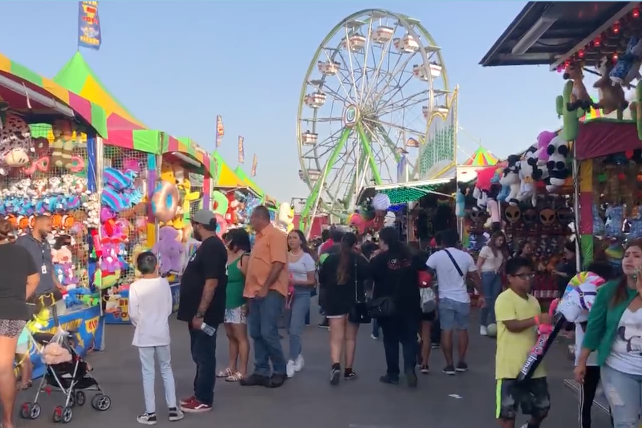 La 
<b>Gran Feria de Fresno</b> parte el 2 de octubre y ofrece una serie de actividades recreativas para toda la familia, desde conciertos hasta carreras de caballos. Una de las principales atracciones son la presentación de los grupos musicales 
<b>Paul Anka, Ice Cube y Creedence, </b>además del 
<b>3er Festival de Cerveza artesanal </b>que reúne a 30 expositores de la zona. Museos, juegos y carreras de caballos completan la programación de esta tradicional Feria, que este año cumple 136 años. Para mayor información respecto de horarios y precios, visite la página 
<b>www.fresnofair.com.</b>
<br>
<br>
<b>¿Cuándo?</b>: Entre el 2 y 14 de octubre
<br>
<b>¿Dónde?. </b>Fresno Fairground, 121 S Chance Ave, Fresno, CA 93702
<br>
<b>Valor: </b>Adultos: $12, Niños mayores de 6 años: $8, Parking: entre $5 y $15 dólares. El pase que te da ingreso a la feria todos los días cuesta $38 dólares.