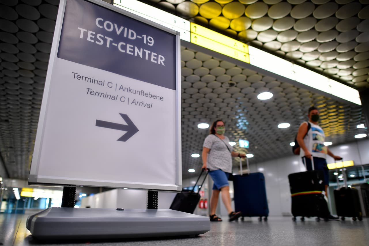 En cuanto a las pruebas, Estados Unidos exige ahora que los viajeros presenten un resultado negativo de la prueba del virus tomado en el plazo de un día desde la salida del vuelo. Antes era tres días.