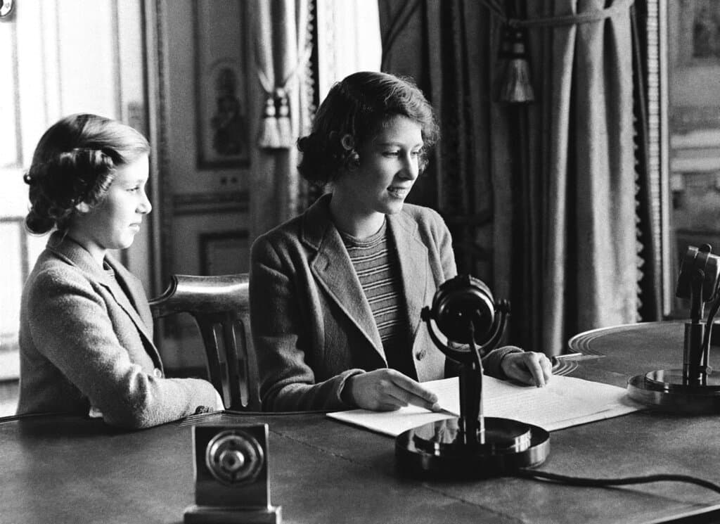 El 22 de octubre de 1940, la princesa Isabel, entonces heredera al trono, pronunció un discurso por radio dedicado a los niños y niñas británicos evacuados en el extranjero por la guerra. A su lado, en la imagen, su hermana, la princesa Margaret.