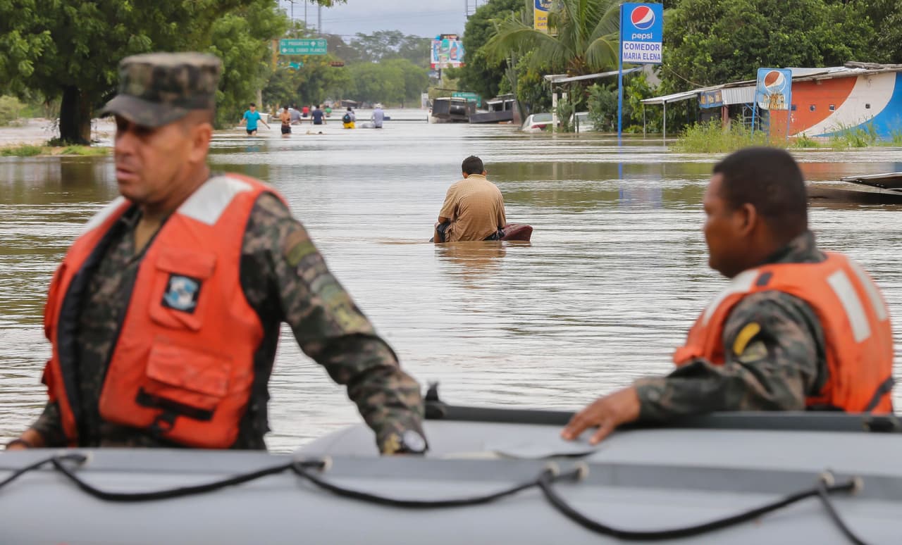 Iota también dejó severas lluvias. 
<a href="https://www.univision.com/noticias/meteorologia/estas-fotos-aereas-muestran-la-devastacion-del-huracan-iota-el-norte-de-honduras-esta-casi-bajo-el-agua-fotos"><u>Causó impresionantes inundaciones en el norte de Honduras</u></a>, dejando prácticamente aislada y bajo el agua a la ciudad de San Pedro Sula (en la fotografía, tomada el 18 de noviembre)