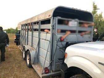 Los migrantes que se observan en este remolque para caballos eran transportados por la carretera 359 en el noreste de Bruni, Texas. El conductor de la camioneta pick up que los llevaba trató de evitar un retén, pero más adelante lo detuvieron elementos de la Patrulla Fronteriza. En el interior del remolque estaban 37 indocumentados de México, Guatemala, El Salvador y Honduras. Sucedió el 24 de julio.