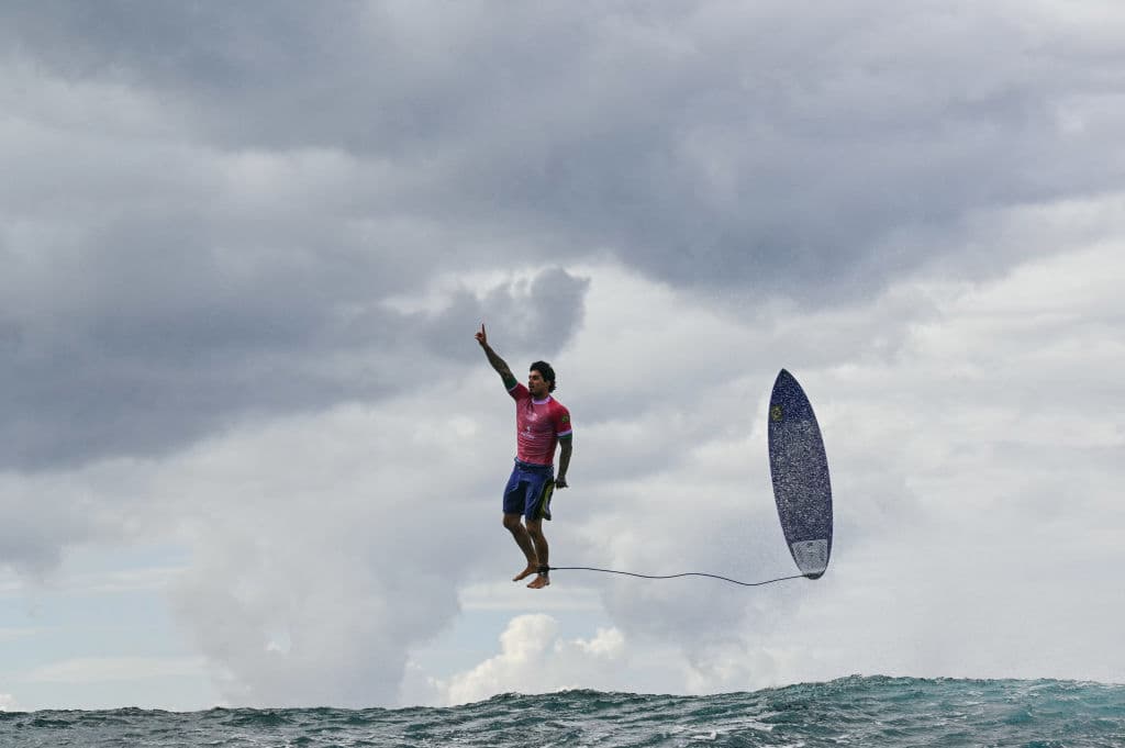 El 
<a href="https://www.univision.com/noticias/mundo/fotografo-afp-autor-foto-iconica-surf-gabriel-medina">surfista olímpico brasileño Gabriel Medina</a> alcanzó la puntuación de ola más alta en la historia olímpica en la competencia en Tahití... pero esta foto, como señaló la revista 
<i>Time,</i> se convirtió en la "imagen definitiva de los Juegos Olímpicos de 2024". La imagen, capturada por el fotógrafo de AFP Jerome Brouillet, se convirtió en una sensación mundial que muestra al surfista como parado en el aire, atado a su tabla.