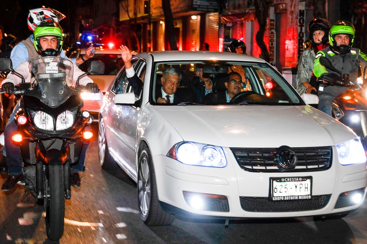 Entre la casa de campaña del partido Morena y el hotel del centro de la capital donde dará una conferencia, AMLO saludó a los seguidores que encontró en el camino.