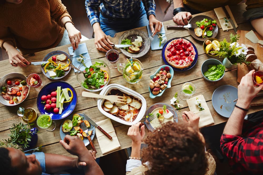 <b>¿Solución? </b>
<br> Mientras cocinas evita “picar” y si lo haces que sean pedacitos de sandías o de frutas con muy pocas calorías para que cuando te sientes a la mesa no te hayas hartado previamente.
