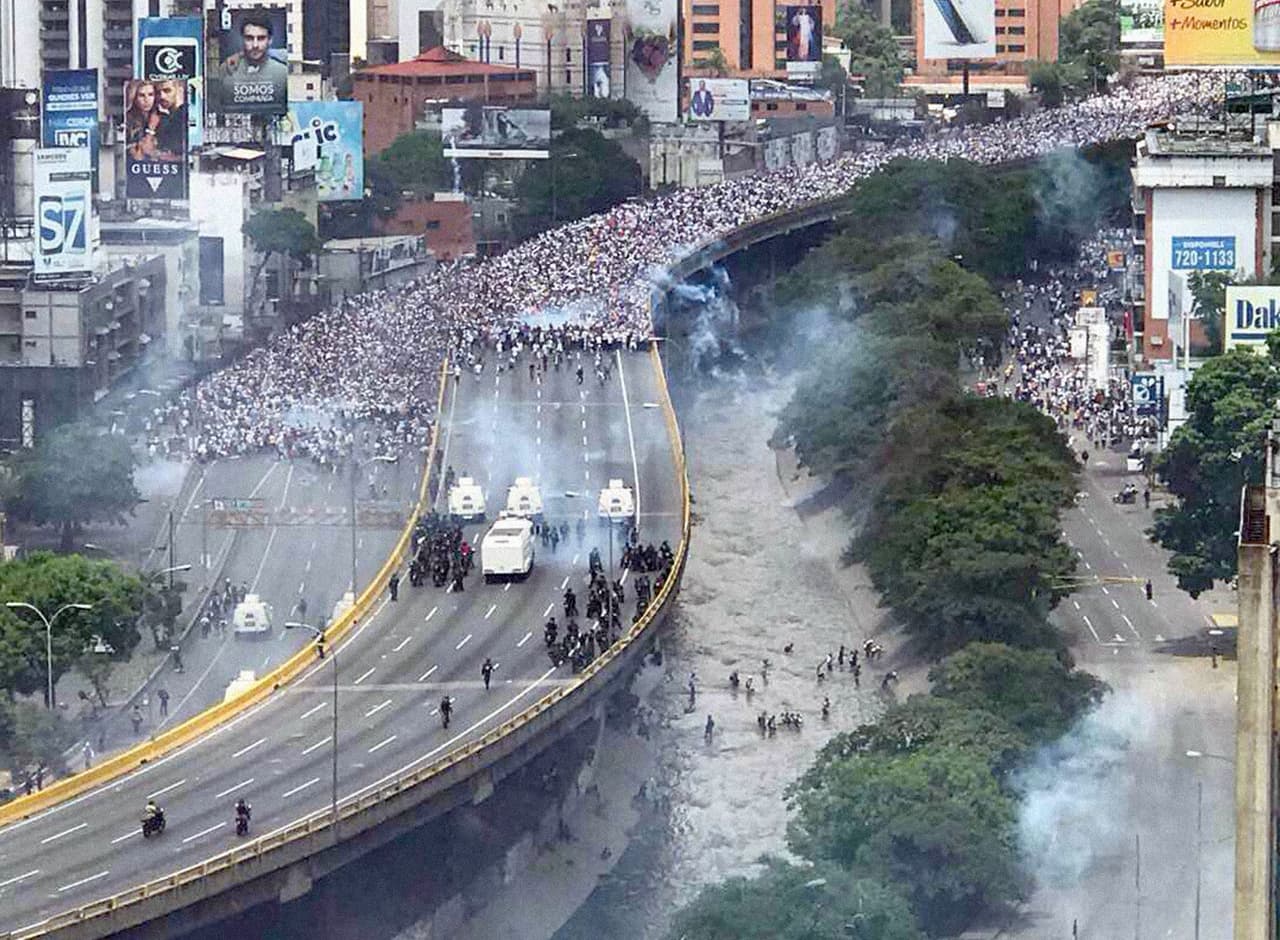 Parte de la batalla se libró en el puente de la autopista Francisco Fajardo, que va junto al contaminado río Guaire.