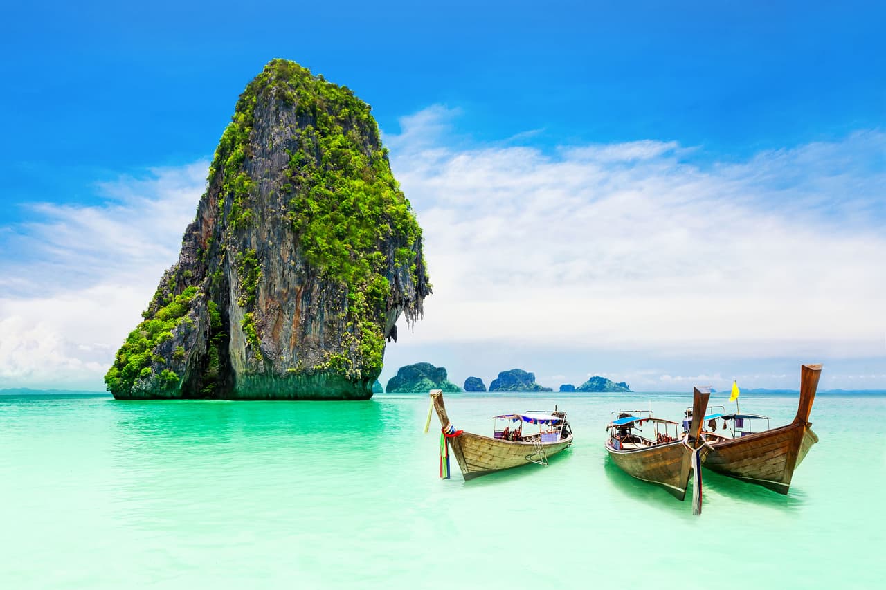 <b>Puesto 11. Tailandia</b>
<br>
<br>Esta nación asiática escaló en el Índice Global Anual de Jubilación 2022, realizado por la revista International Living (internationalliving.com). En Tailandia una pareja puede vivir cómodamente con menos de 2,000 dólares mensuales y se destaca por la amabilidad de sus ciudadanos y la facilidad para obtener la residencia legal, un factor que mejoró con la pandemia.
<br>
<br>Una investigación de la revista Forbes considera a las ciudades de Bangkok (en la foto) y Chiang Mai como las más amables para los expatriados.
<br>
