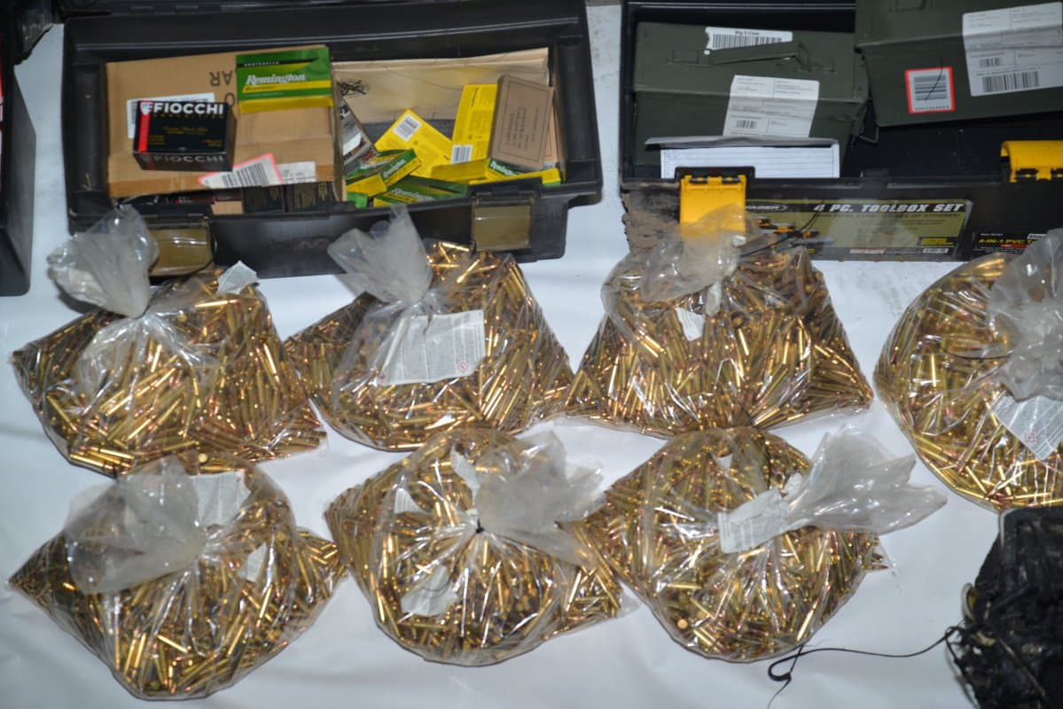 El oficial de la 
<a href="https://www.univision.com/temas/policia">policía</a> de San José, Steve Aponte, informó que la vivienda 
<b>estaba tan abarrotada de materiales inflamables que retrasó la investigación</b> hasta este viernes, cuando se consideró a la escena como segura. Incluso se pudo determinar que el sospechoso había puesto un un temporizador o un dispositivo de combustión lenta para prenderle fuego a su casa.