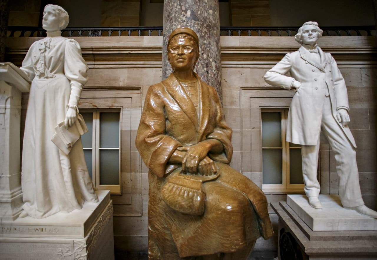 <b>Rosa Parks.</b> Activista por los derechos civiles, fue arrestada a finales de 1955 por negarse a ceder su puesto a un hombre blanco en un autobús en Montgomery, Alabama. Por esto Martín Luther King organizó un boicot a los autobuses que fue apoyado masivamente por la comunidad afroestadounidense de la ciudad. Esta estatua de Parks se encuentra dentro del capitolio en Washington DC.
<br>
