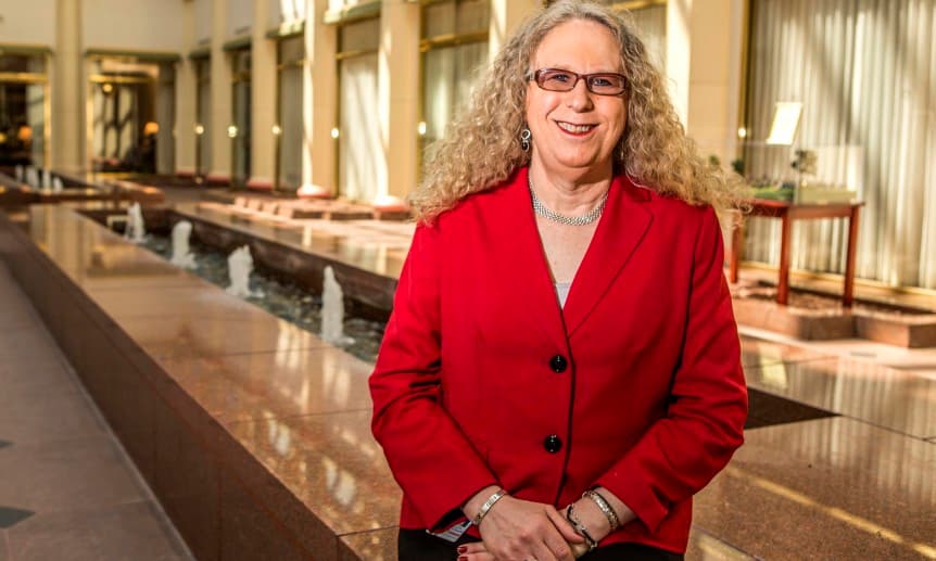 Rachel Levine, primera nominada transgénero, desvía preguntas incendiarias del senador republicano Rand Paul