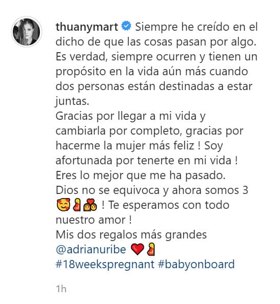 Mientras tanto, su novia, 19 años menor que Uribe, compartió la misma imagen en su cuenta de Instagram y la acompañó con 
<b><a href="https://www.instagram.com/p/CA27EFOATWp/" target="_blank">el siguiente mensaje</a></b>: "Siempre he creído en el dicho de que las cosas pasan por algo. Es verdad, siempre ocurren y tienen un propósito en la vida, aún más cuando dos personas están destinadas a estar juntas".
<br>