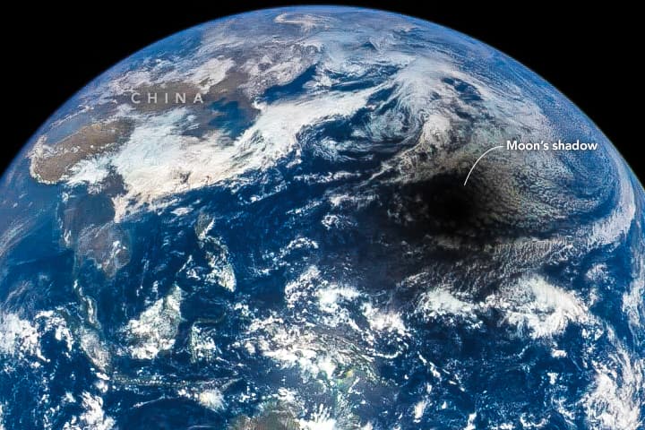 <b>Un eclipse ÉPICO. </b>El Observatorio Climático del Espacio Profundo (DSCOVR) fue construido para proporcionar una perspectiva distinta de nuestro planeta. Y este día, el 9 de marzo de 2016, mientras en el Pacífico obsevaban el eclipse total de Sol, DSCOVR vio el fenómeno desde el espacio y capturó la sombra de la Luna proyectada en la Tierra. 
<br>