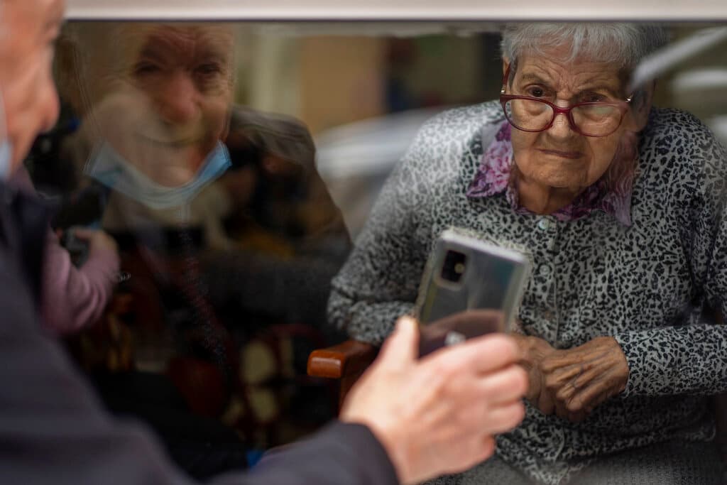 En sus visitas, Anto le muestra, a través del cristal, 
<b>imágenes de sus nietos a Panzano</b> para intentar que ella no olvide a sus familiares, a pesar de su enfermedad. La ventana del asilo ha separado y, a la vez, ha unido a la pareja desde que comenzó la pandemia de 
<a href="https://www.univision.com/temas/coronavirus">coronavirus</a> en 2020.